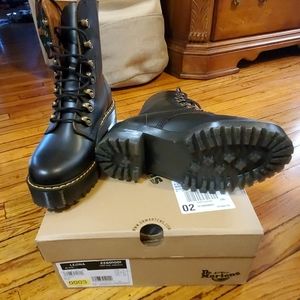 Dr. Martens Leona size 8